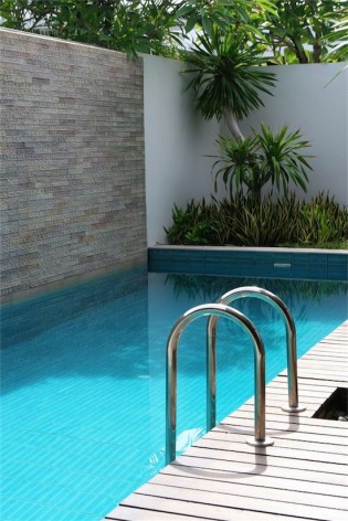 Piscina junto a muros sol y sombra